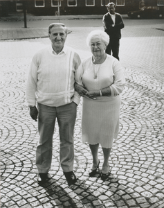 876041 Portret van Ben Bril, oud-bokser en boksscheidsrechter, die een broodjeszaak had o.a. op het Vredenburg te ...